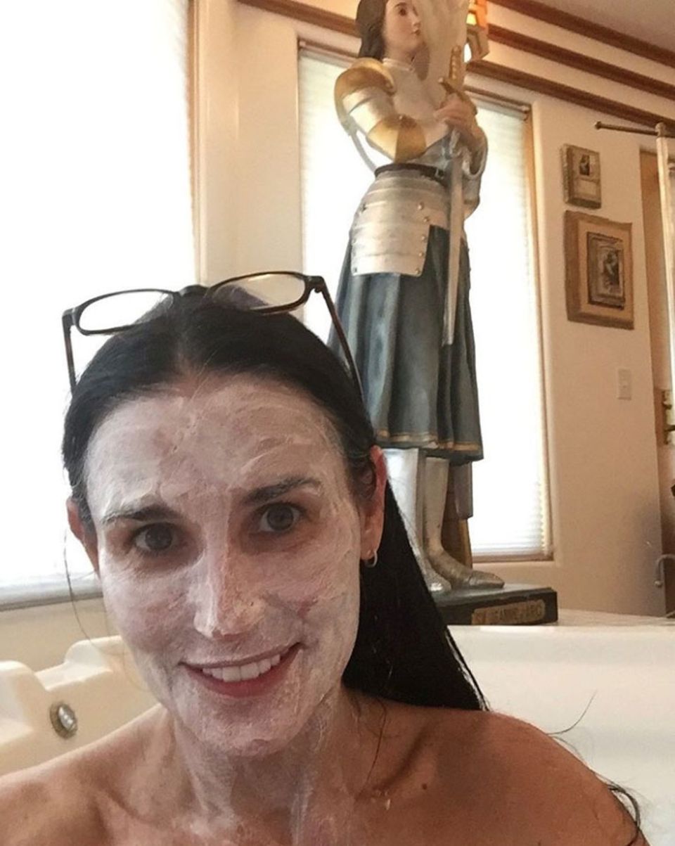 9. Oktober 2019 Power-Frauen unter sich: Demi Moore gönnt sich eine Auszeit in der Wanne, während im Hintergrund die Kämpferin Jeanne d’Arc über sie wacht. 9. Oktober 2019 Power-Frauen unter sich: Demi Moore gönnt sich eine Auszeit in der Wanne, während im Hintergrund die Kämpferin Jeanne d’Arc über sie wacht.