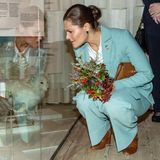9. Oktober 2019  Bei der Eröffnung der Ausstellung "Arktis – Während das Eis schmilzt" im Nordischen M​useum in Stockholm macht Prinzessin Victoria, passend im eisblauen Hosenanzug, Bekanntschaft mit Polarfuchs und Co.