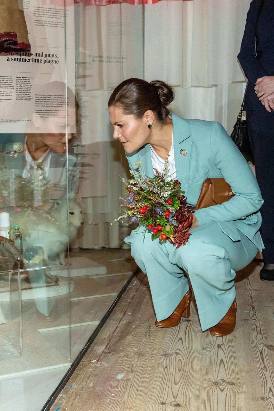 9. Oktober 2019 Bei der Eröffnung der Ausstellung "Arktis – Während das Eis schmilzt" im Nordischen Museum in Stockholm macht Prinzessin Victoria, passend im eisblauen Hosenanzug, Bekanntschaft mit Polarfuchs und Co. 9. Oktober 2019 Bei der Eröffnung der Ausstellung "Arktis – Während das Eis schmilzt" im Nordischen Museum in Stockholm macht Prinzessin Victoria, passend im eisblauen Hosenanzug, Bekanntschaft mit Polarfuchs und Co.