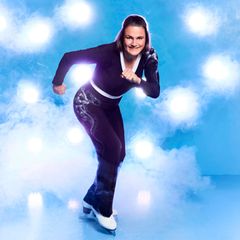 Nadine Angerer, 40  Als Fußballweltmeisterin und Spitzensportlerin bringt Nadine die nötige Audauer mit. Doch anders als auf dem Fußballfeld steht sie bei "Dancing on Ice" ohne ihre Mannschaftskollegen auf dem Eis. Nun muss sie zeigen, dass sie auch allein erfolgreich sein kann.