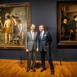 10. Oktober 2019  Da amüsieren sich aber zwei ganz königlich! Felipe von Spanien und Willem-Alexander der Niederlande eröffnen die Rembrandt-Velázquez-Exhibition im Amsterdamer Rijksmuseum gemeinsam, und das ist offensichtlich eine spaßige Angelegenheit für die befreundeten Monarchen.