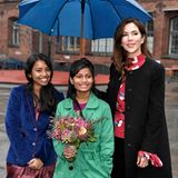 11. Oktober 2019  Mary lässt niemanden im Regen stehen: Am heutigen, leider verregneten Weltmädchentag besucht die Kronprinzessin die Gasværksvejens-Schule in Kopenhagen, und unter ihrem Schirm ist noch Platz für die beiden Schülerinnen.