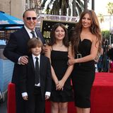 10. Oktober 2019  Star-Produzent und Ex-Mann von Mariah Carey, Tommy Mottola hat jetzt auch einen Stern auf dem Walk of Fame. Diese Auszeichnung feiert er mit seinen Kinder und seiner Frau, der mexikanischen Schauspielerin und Sängerin Thalía.