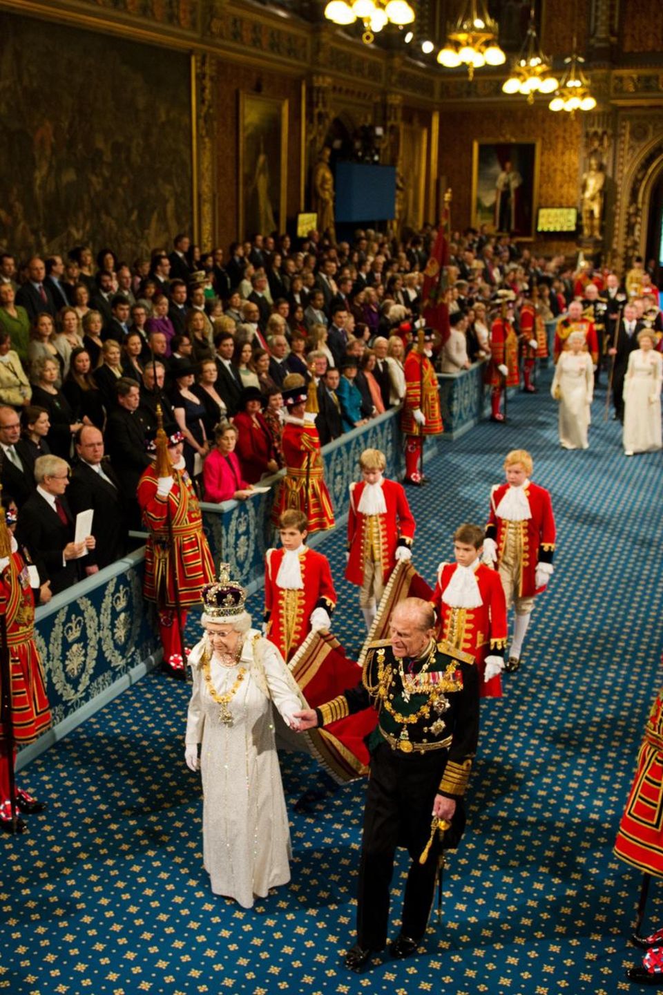 Prinz Philip geleitet seine Frau, die Queen, 2012 durch die Royal Gallery. 