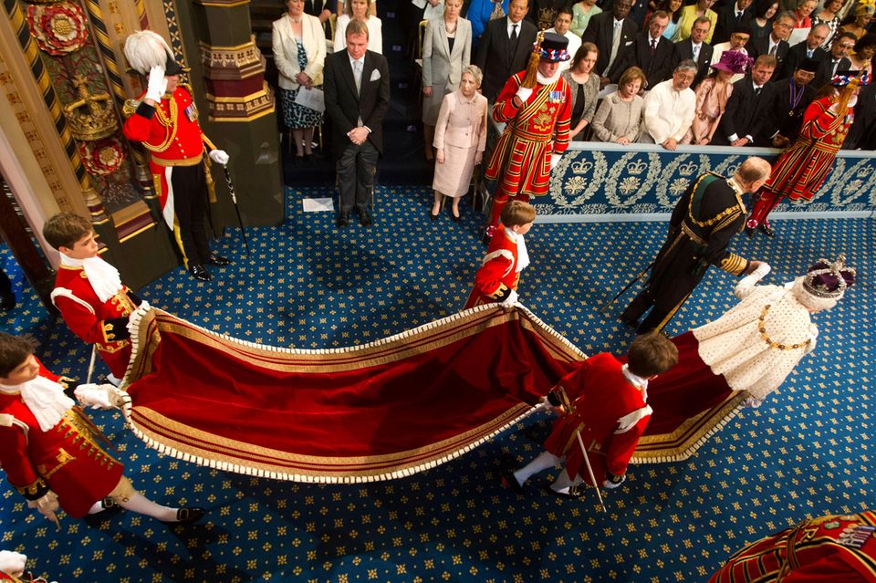 Auf diesem Foto der Eröffnung des Parlaments 2013 zeigt sich der Umhang der Queen in seiner ganzen Pracht.