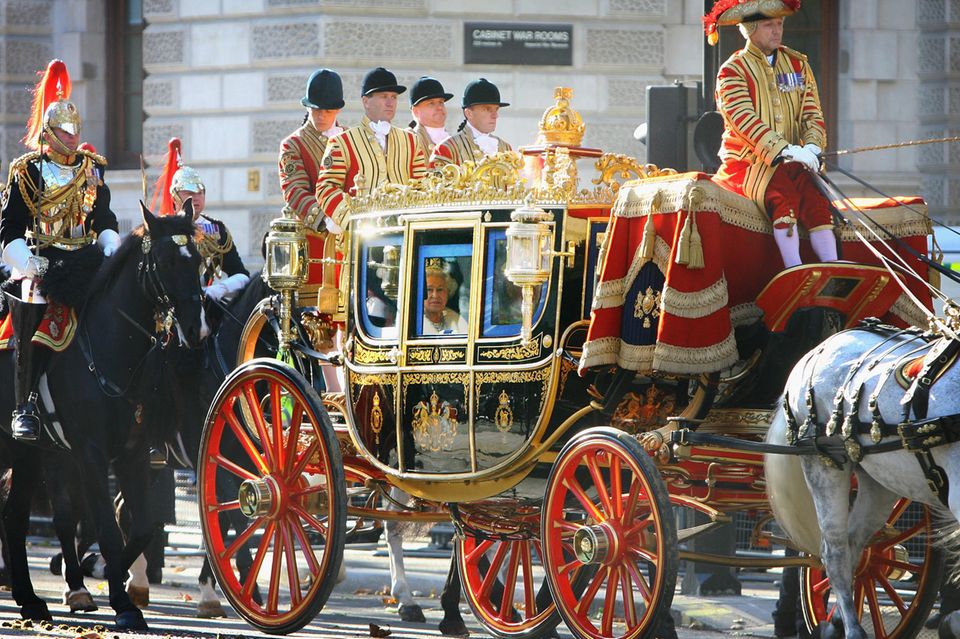 Die Queen auf dem Weg zum Palace of Westminster, dem Sitz des britischen Parlaments.