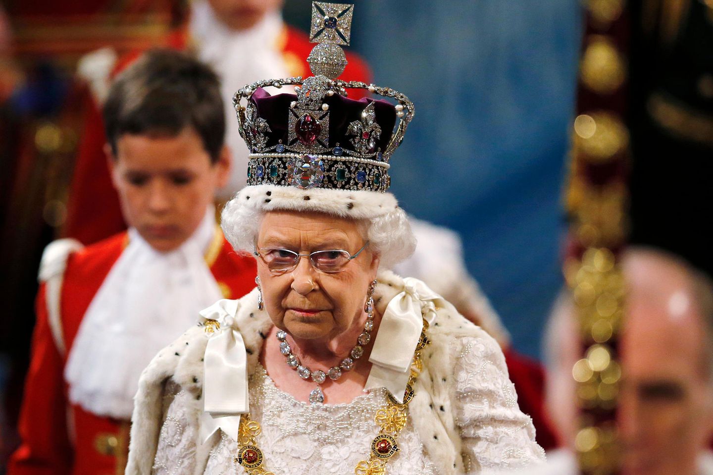 Queen Elizabeth und die Imperial State Crown.
