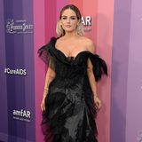 Auch auf dem Red Carpet ist JoJo zu finden. So präsentiert sie sich unter anderem bei der amfAR Gala in Los Angeles im Oktober 2019 und posiert für die Fotografen.