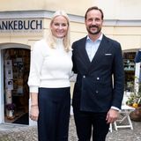 Zusammen mit ihrem Mann, Prinz Haakon, besucht Prinzessin Mette-Marit eine kleine Buchhandlung im Berliner Stadtteil Pankow und entscheidet sich zu diesem Anlass für ein sportlich-elegantes Outfit. Zu einer dunkelblauen Marlene-Hose trägt sie einen kuschligen, elfenbeinfarbenen Rollkragen-Pullover aus Merinowolle des Labels Co für rund 120 Euro und nudefarbene Pumps. Doch nur kurze Zeit später, scheint sich die Prinzessin umgezogen zu haben und sie zeigt sich in einem veränderten Look ...