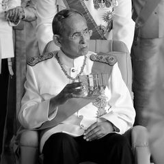 Am 13. Oktober 2016 stirbt König Bhumibol, Thailands beliebter Monarch, der das Land mehr als sieben Jahrzehnte lang regierte. Die Beerdigung findet nach einer einjährigen Staatstrauer erst im Oktober 2017 statt.