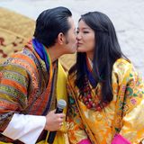 Hochzeitstag im Königshaus von Bhutan: Vor acht Jahren, am 13. Oktober 2011, heiratet König Jigme die bürgerliche Jetsun. Während einer Zeremonie zwei Tage nach der Trauung küsst der Monarch seine Frau.