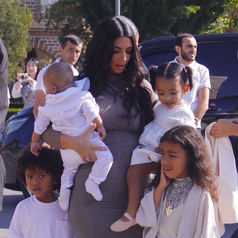 Kim Kardashian mit ihren Kindern North West, Saint West, Chicago West und Psalm West in Armenien