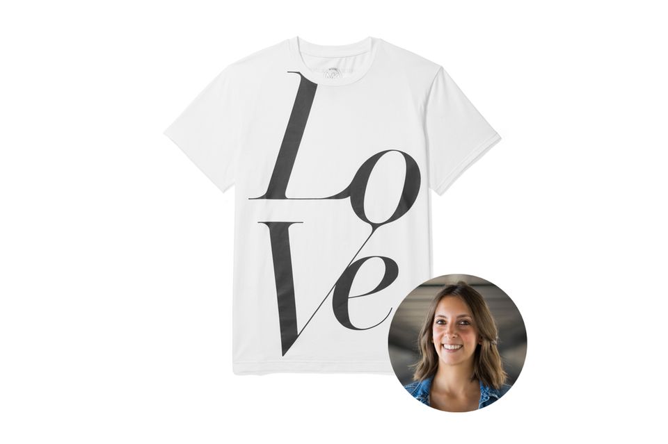 Must Haves: Redakteurin Jessica testet das "Love"-Shirt von Michael Kors. Die Special-Edition wird extra zum World Food Day gelauncht und macht auf den weltweiten Hunger aufmerksam. Die Einnahmen der verkauften Shirts werden allesamt gespendet. Redakteurin Jessica testet das "Love"-Shirt von Michael Kors. Die Special-Edition wird extra zum World Food Day gelauncht und macht auf den weltweiten Hunger aufmerksam. Die Einnahmen der verkauften Shirts werden allesamt gespendet.
