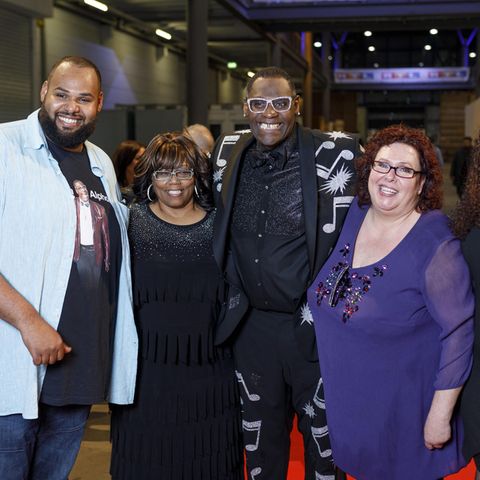 Alphonso Williams (Mitte) mit (v.l.n.r.) Schwester Michico Miller, Ehefrau Manuela, Sohn Raphael Williams und Tochter Franziska Williams bei der Aftershow-Party zum Finale der 14. Staffel "DSDS" 2017.