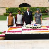 14. Oktober 2019  Mit einem Blumenkranz und stillem Gedenken zollen Willem-Alexander und Máxima dem legendären Widerstandskämpfer ihren Respekt. Das Memorial wurde 1951 zur Erinnerung an Mahatma Gandhi an der Stelle errichtet, an der sein Leichnam im Januar 1948 eingeäschert wurde.