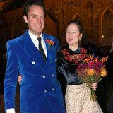 Fünf Monate nach der standesamtlichen Trauung haben Schauspielerin Sandra von Ruffin und Autor Constantin Klemm geheiratet. Die Braut und Tochter von Vicky Leandros entschied sich für ein unkonventionelles Ensemble aus besticktem Samt-Oberteil (das perfekt mit dem Brautstrauß harmoniert) und einem gemusterten Rock in beige.