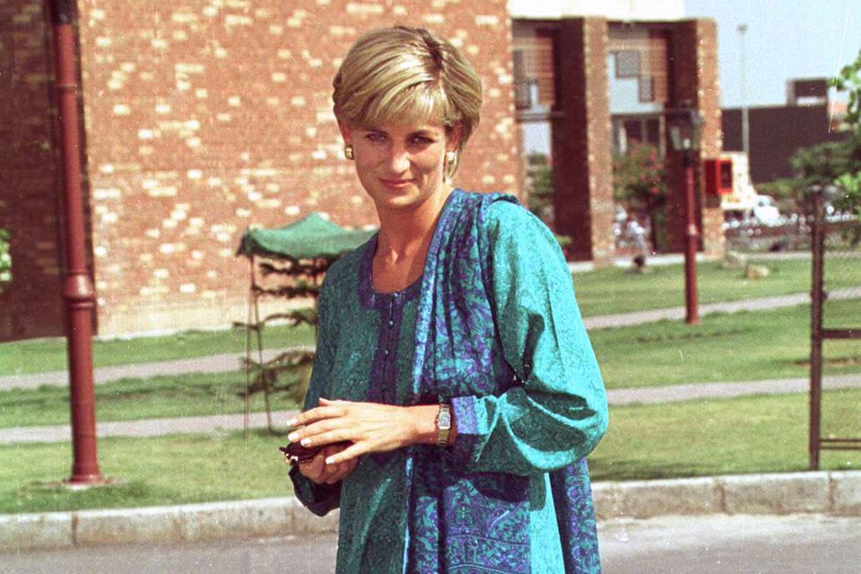 Prinzessin Diana zeigte sich während ihrer Reise nach Pakistan im Jahr 1997 stilsicher und angemessen gekleidet. 