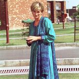 Prinzessin Diana zeigte sich während ihrer Reise nach Pakistan im Jahr 1997 stilsicher und angemessen gekleidet. 