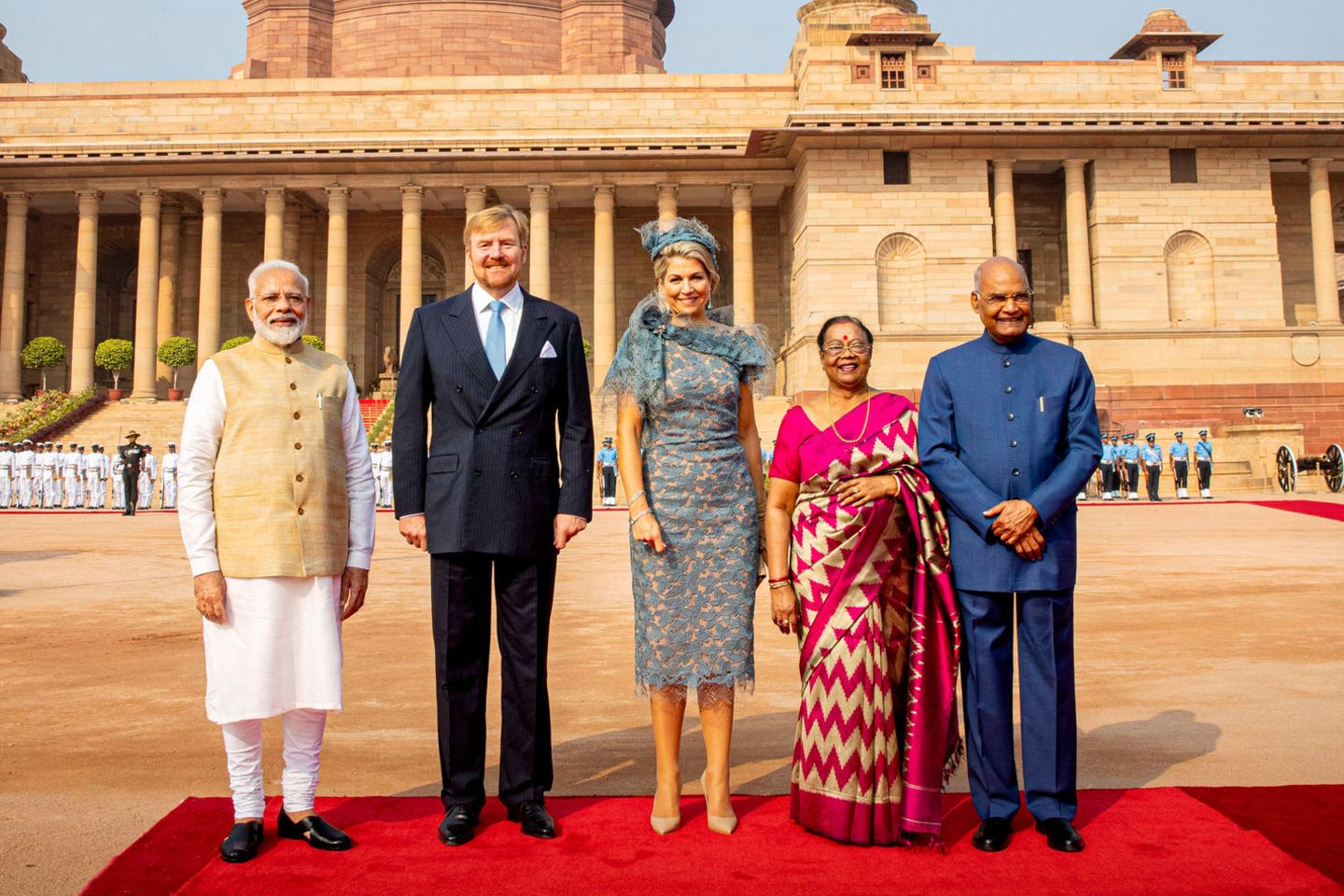 14. Oktober 2019  Mit militärischen Ehren werden Königin Máxima und König Willem-Alexander vom Premierminister Modi, dem Präsidenten Ram Nath Kovind und dessen Frau Savita im prachtvollen Präsidentenpalast Rashtrapati Bhavan, dem "Haus des Präsidenten" empfangen.