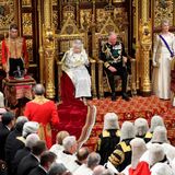 Um nicht gänzlich mit der Tradition zu brechen wurde die Krone in diesem Jahr neben der Königin auf einem Tisch platziert. Begleitet wurde die Queen übrigens von ihrem Sohn Prinz Charles und ihrer Schwiegertochter Camilla. 