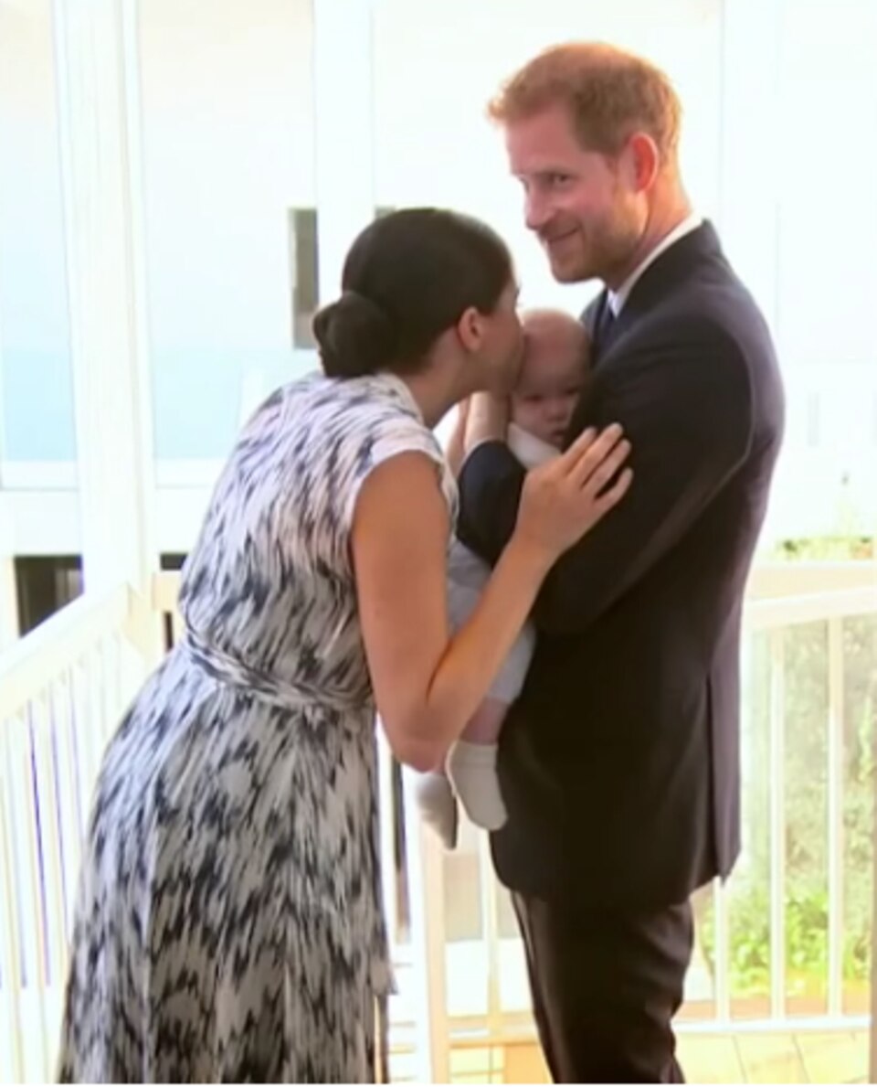 Prinz Harry + Herzogin Meghan: Herzogin Meghan, Archie und Prinz Harry in einem privaten Moment während ihrer Afrika-Reise Herzogin Meghan, Archie und Prinz Harry in einem privaten Moment während ihrer Afrika-Reise