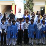 15. Oktober | Tag 2  Die erste Station an Tag zwei legen Kate und William am Islamabad Model College for Girls ein. Die staatlich geführten Schule für benachteiligte 4- bis 18-jährige Mädchen wird von einem Programm namens "Teach for Pakistan" unterstützt, die sich wiederum an der britischen Initiative " Teach First" orientiert