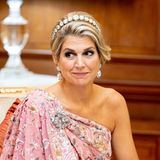 14. Oktober 2019  Mit ihrem Sari-inspiriertem Gala-Look und dem "Rose Cut"-Diamant-Bandeau ist Königin Máxima der strahlendste Gast des Banketts.