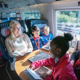 14. Oktober 2019  Prinzessin Mette-Marit liest g​emeinsam mit Kindern im Literaturzug auf dem Weg von Berlin nach Köln.
