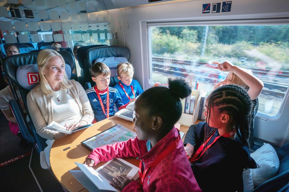14. Oktober 2019 Prinzessin Mette-Marit liest gemeinsam mit Kindern im Literaturzug auf dem Weg von Berlin nach Köln. 14. Oktober 2019 Prinzessin Mette-Marit liest gemeinsam mit Kindern im Literaturzug auf dem Weg von Berlin nach Köln.