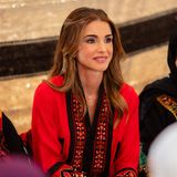 Die bildschöne Königin Rania trägt - anders als viele Frauen in Jordanien - kein Kopftuch. Ihre Outfit- und Make-up-Wahl bei diesem Termin in der Region Amman sind ebenso traditionsbewusst wie modern.