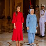 Während eines offiziellen Termins in Ägypten beweist Königin Rania erneut ihr strategisches Feingefühl und Stilbewusstsein. Das auffällige, rote Midikleid stammt vom ägyptischen Designer Andrew Gn und unterstreicht besonders gut die moderne Denkweise des Königshauses.