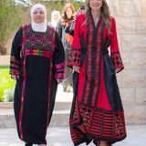 Königin Rania von Jordanien besucht Frauen aus den umliegenden Provinzen Amman. Natürlich ist ihr umwerfendes Kleid des Labels Kanz by Maha Khader eine Hommage an die Tradition des Landes.