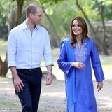 Der zweite Tag startet für das strahlende Paar mit dem Besuch einer Schule in Islamabad. Herzogin Catherine trägt ein blaues Ensemble mit Stickerei. Die traditionelle Kreation stammt aus der Feder von Designerin Maheen Khan. 