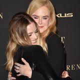 Margot Robbie and Nicole Kidman, die gerade gemeinsam für "Bombshell" zusammen vor der Kamera standen, zeigen sich innig und vertraut bei der "ELLE Frauen in Hollywood"-Gala.