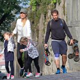 ... denn nur wenig später, tollen Sole und Celeste Trussardi im niedlichen Sternchen-Partnerlook durch den Park von Bergamo - im Schlepptau die Eltern.  