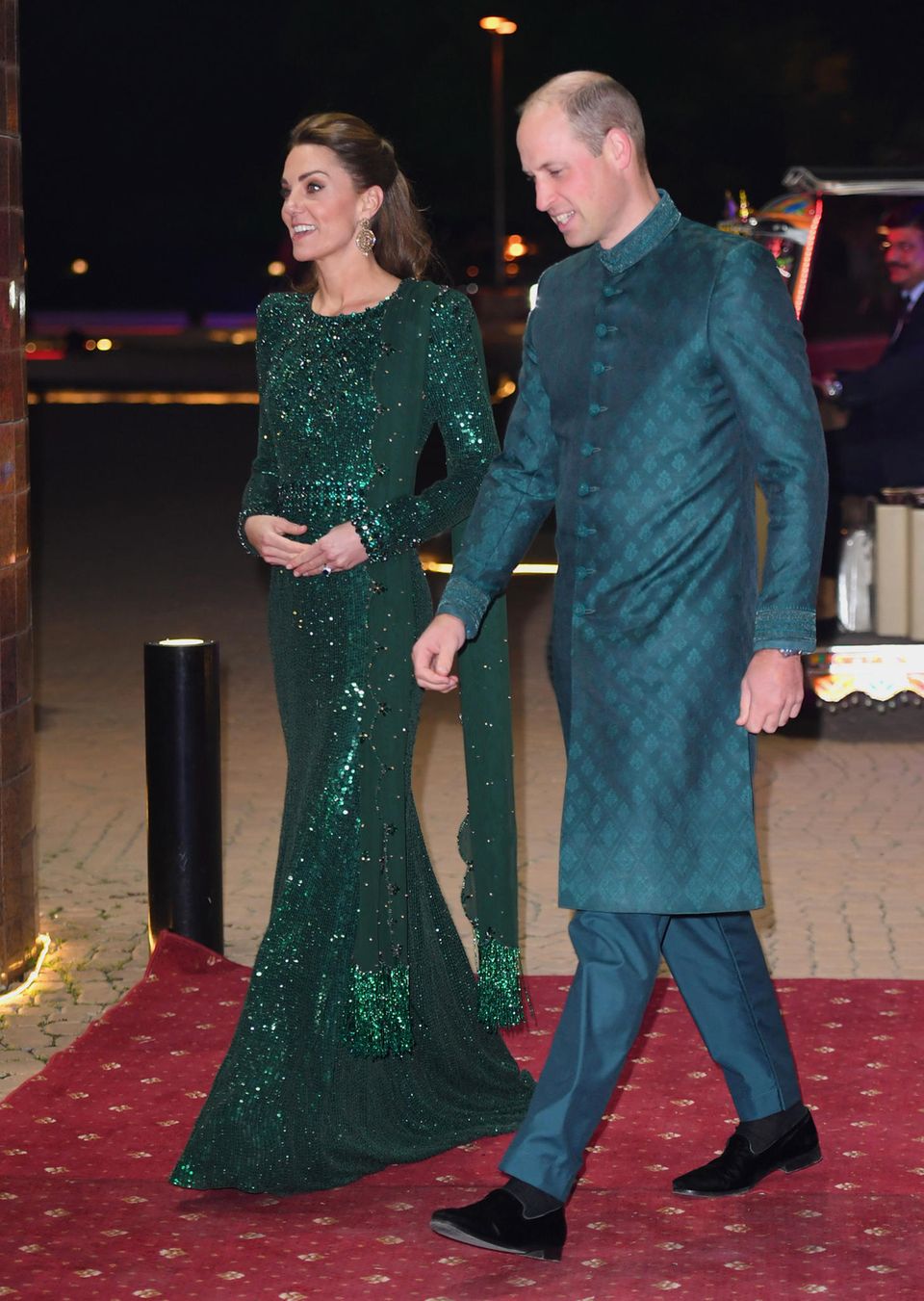 Herzogin Catherine: Das bisher glamouröseste Event der Reise: ein abendlicher Empfang, zu dem sich Kate und William in Schale werfen. Herzogin Catherine + Prinz William