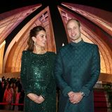 15. Oktober | Tag 2  Vor der imposanten Kulisse des Pakistan Monuments wirft Kate ihrem William einen liebevollen Blick zu und strahlt dabei über das ganze Gesicht. Ob's an des Prinzen feschen Sherwani liegt?
