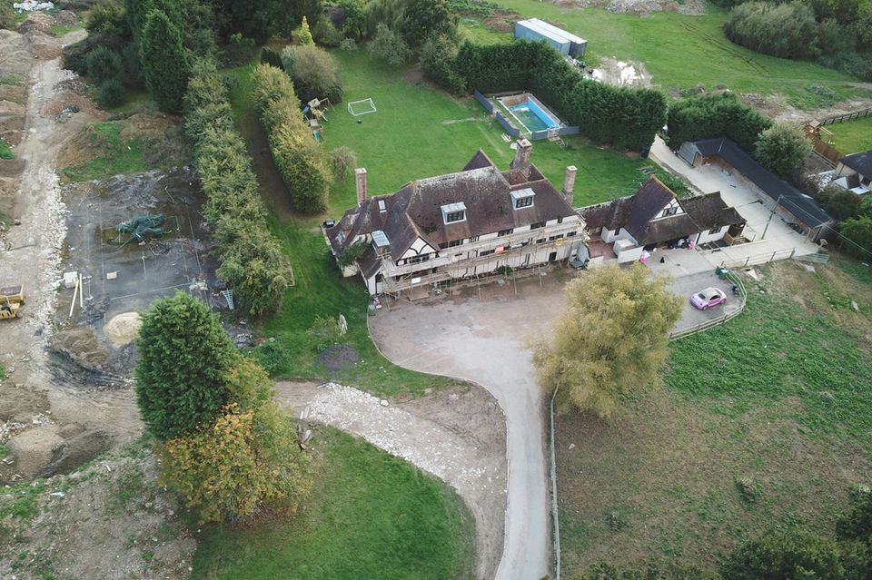 Vogeldreck, Welpen und Kleiderberge: Katie Price' Haus hat so einige Baustellen. Katie Price' Haus hat so einige Baustellen.