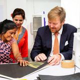 Königin Máxima + König Willem-Alexander: 16. Oktober 2019 Auch König Willem-Alexander ist begeistert von der Gemeindearbeit und den Entwürfen der lokalen Designerinnen.