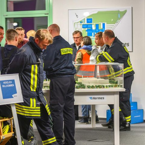 Feuerwehrleute riegeln das Hermes-Gelände in Haldensleben ab. In einer Nacht waren dort zwei Mitarbeiter verstorben.