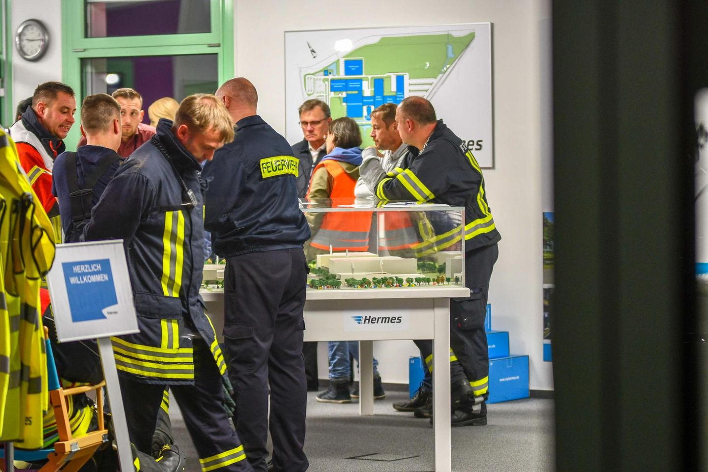 Feuerwehrleute riegeln das Hermes-Gelände in Haldensleben ab. In einer Nacht waren dort zwei Mitarbeiter verstorben.