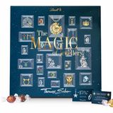 Für alle diejenigen, die sich zwischen einem Schoko-Kalender und kleinen Präsenten nicht entscheiden können, ist der Thomas Sabo Adventskalender, in Kooperation mit Lindt & Sprüngli Deutschland, die ideale Option. Verziert mit Designs der aktuellen Herbst/Winter-Kollektion, bieten die 24 Türchen nicht nur täglich neue Inspiration sondern auch süße Überraschungen aus edler Lindt-Schokolade sowie zwei Thomas Sabo Shopping-Gutscheine. Kostenpunkt: 19,90 Euro. 