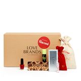 Der Flaconi Love Brands Adventskalender beinhaltet 15 hochwertige Produkte in Originalgröße und neun Deluxe-Probiergrößen im Gesamtwert von über 400 Euro sowie ein 25. Türchen mit besonderer Überraschung. Kostenpunkt: 199 Euro. 