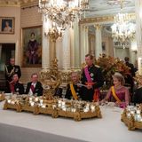 Die belgischen und luxemburgischen Royals sitzen bei einem festlichen Dinner zusammen.