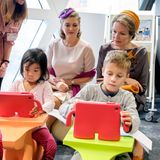 Gemeinsam nehmen Stéphanie und Mathilde an einem Seminar über medizinische Innovationen teil.