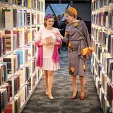 Anschließend schauen sie sich in der Bibliothek um.