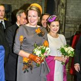 Am zweiten Tag ihrer Reise besucht Königin Mathilde mit Gastgeberin Stéphanie den Campus Belval der Universität Luxemburg. Zur Begrüßung erhalten die beiden royalen Damen einen kleinen Blumenstrauß.