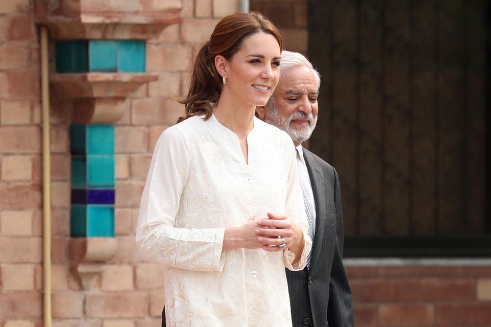 Bei einem Cricket-Match in Lahore strahlt Herzogin Catherine in Weiß. 