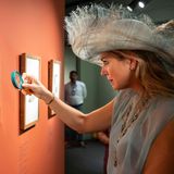 16. Oktober 2019  Königin Máxima nimmt die Exponate der Ausstellung ganz genau unter die Lupe.