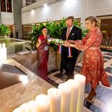 16. Oktober 2019  Beim Empfang der in Indien lebenden niederländischen Gemeinschaft im "Taj Mahal Palace Hotel" legen Máxima und Willem-Alexander einen Kranz in Gedenken des Anschlags von 2008 nieder.